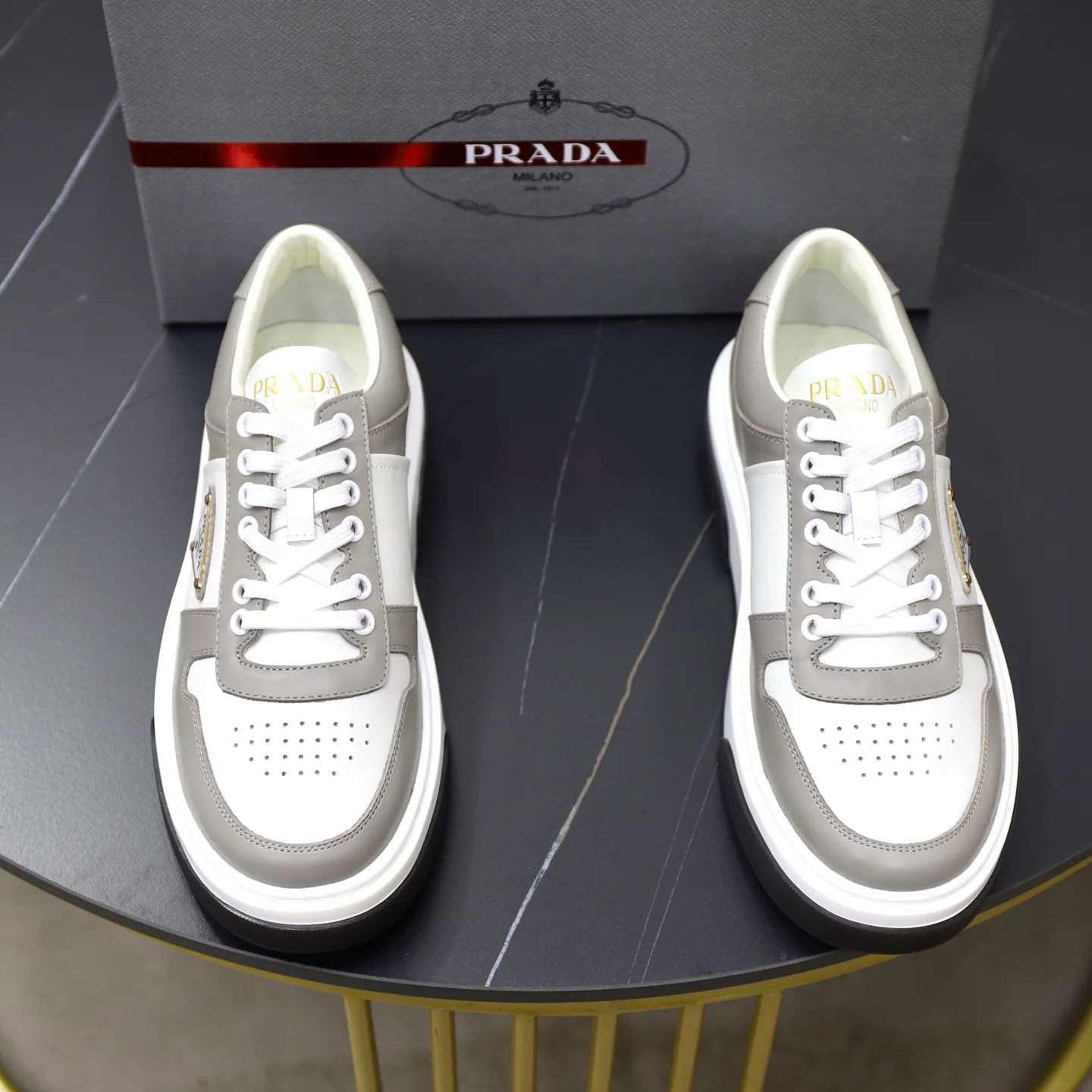 Factory price: 720💰Top original order Brand: PRADA (Prada) Standard code: Men's size 38/44 (45 can be customized) Grade: Same as the official website Material: Original cowhide stitching imported cowhide lining Original combination two-color wear-resistant soft outsole Style category: Leisure and sports version Young fashion European and American trend British style Color: Actual picture color